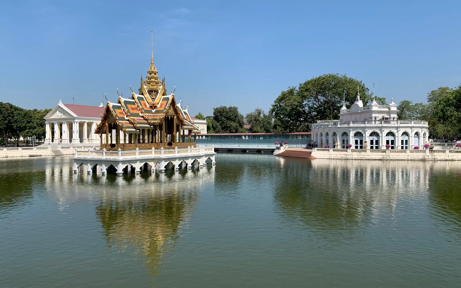 ศาลาไอศวรรย์ทิพยอาสน์กลางสระน้ำที่พระราชวังบางปะอิน พระนครศรีอยุธยา