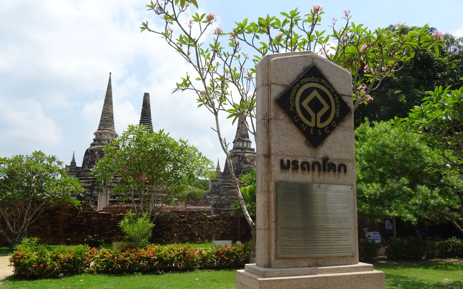 ร้านค้าริมน้ำและเรือขายอาหารในตลาดน้ำอโยธยา