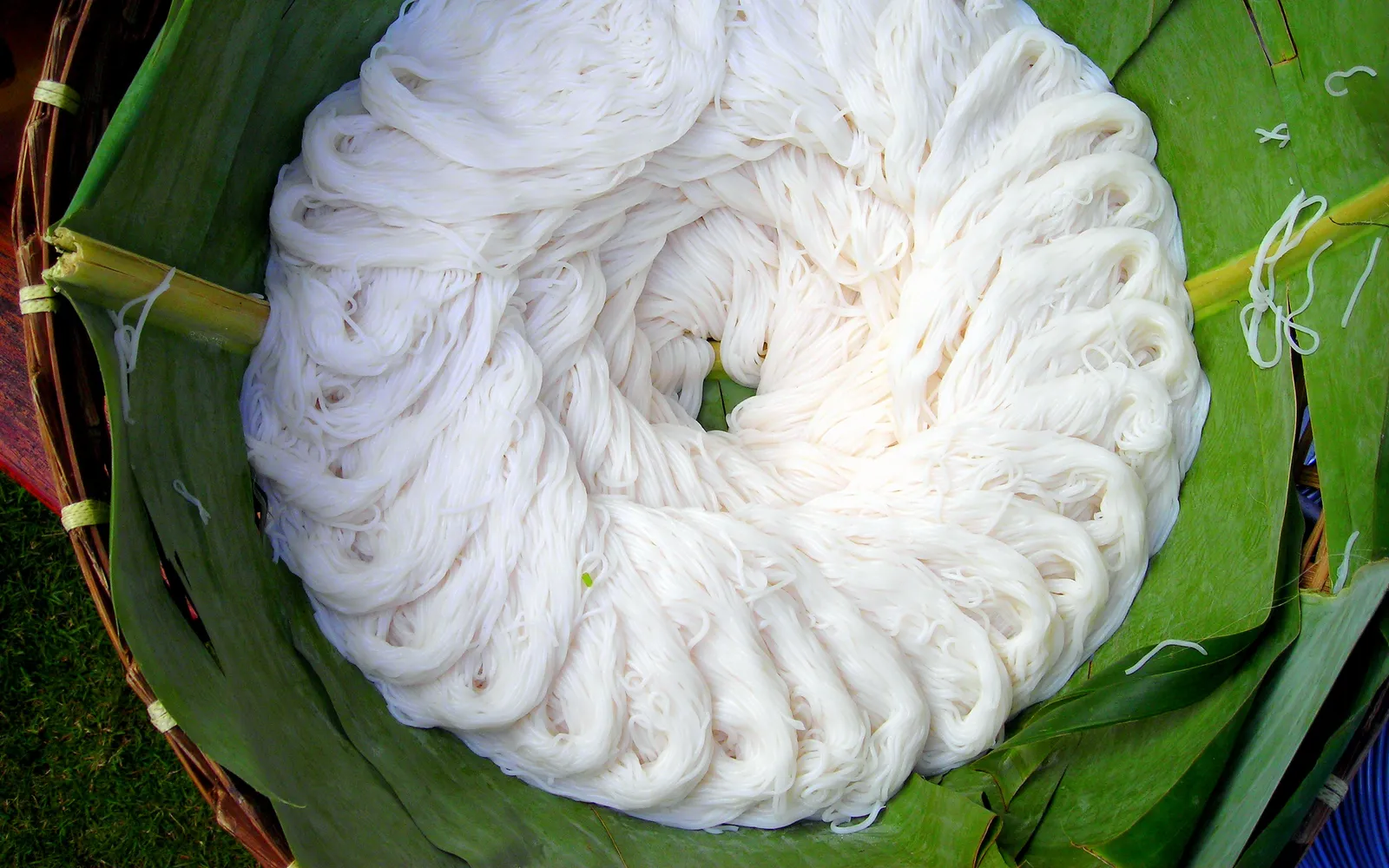 เส้นขนมจีนสดพร้อมน้ำยาปลาสีส้มเข้มข้น และผักเครื่องเคียงหลากชนิด