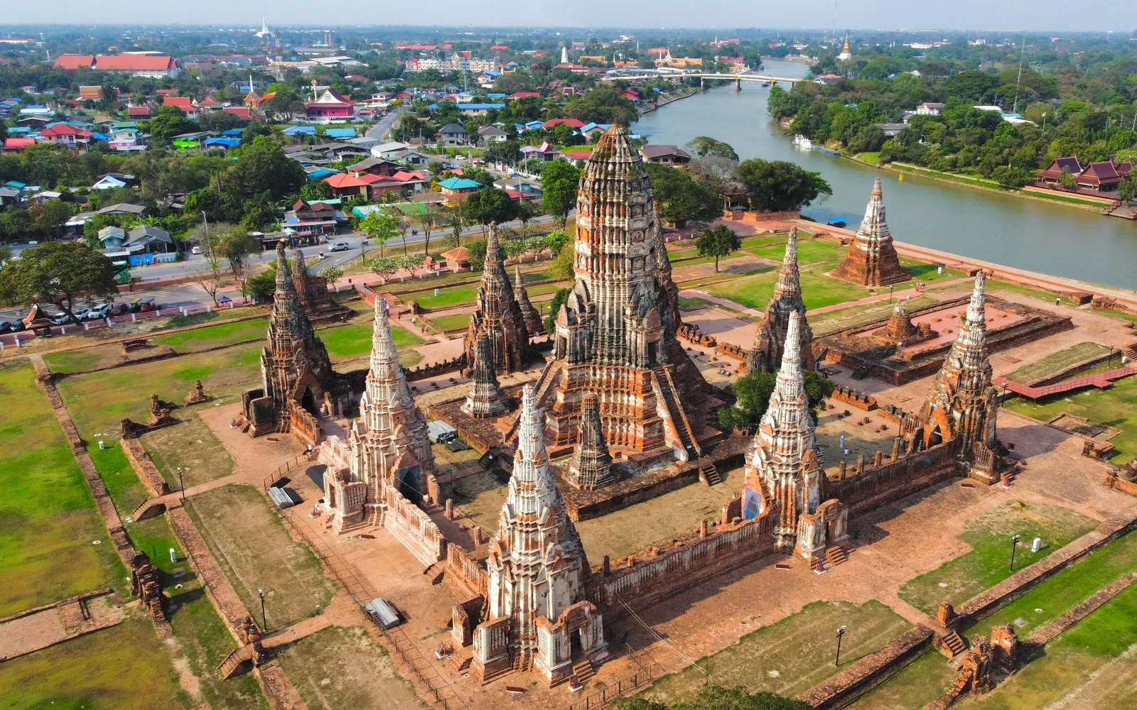 ปรางค์ประธานและระเบียงคดของวัดไชยวัฒนาราม ริมแม่น้ำเจ้าพระยา อยุธยา