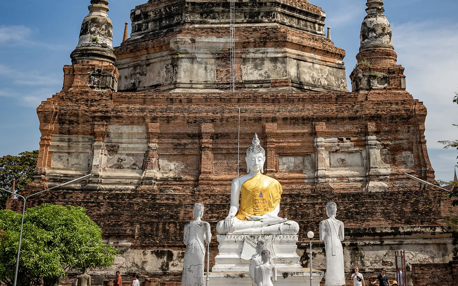 พระเจดีย์ทรงระฆังขนาดใหญ่และพระพุทธรูปนั่งเรียงรายที่วัดใหญ่ชัยมงคล อยุธยา