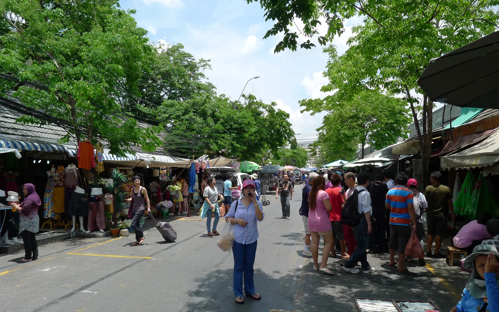 ตลาดนัดจตุจักรมองจากด้านบน ซอยเล็กระหว่างร้านค้านับพันในตลาดที่ใหญ่ที่สุดในเอเชีย