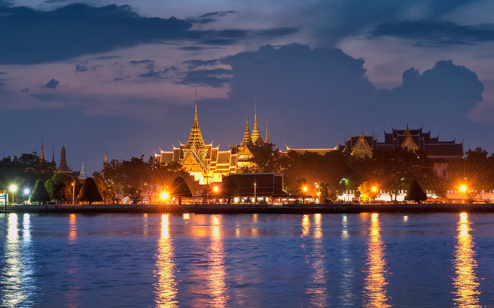 8 ที่เที่ยวกรุงเทพฯ ที่ไม่ควรพลาด — วัดพระแก้ว วัดอรุณ จตุจักร ไปถึงเยาวราช