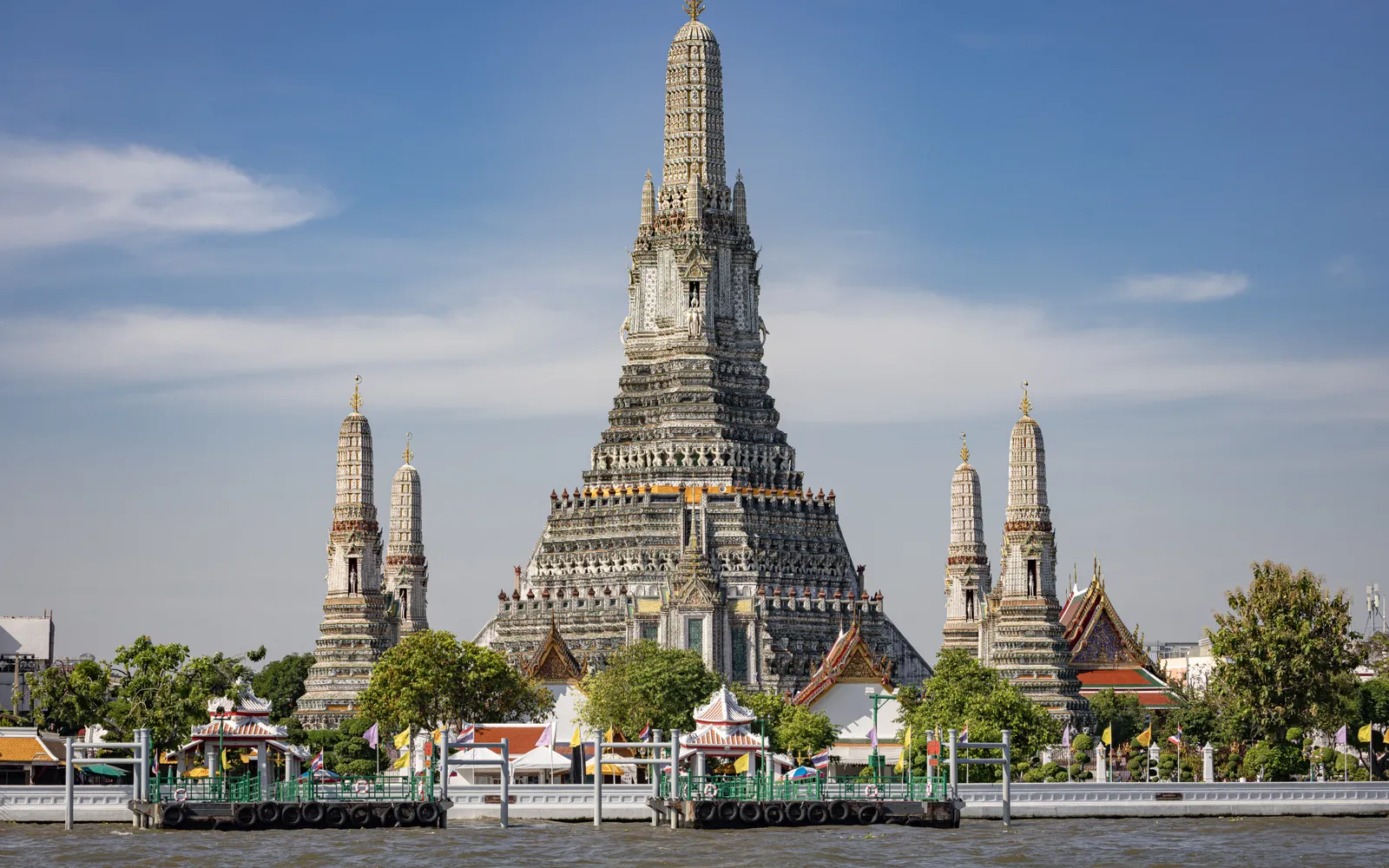 ยอดปรางค์วัดอรุณประดับด้วยเปลือกหอยและเครื่องถ้วยสีสัน ริมแม่น้ำเจ้าพระยา กรุงเทพฯ