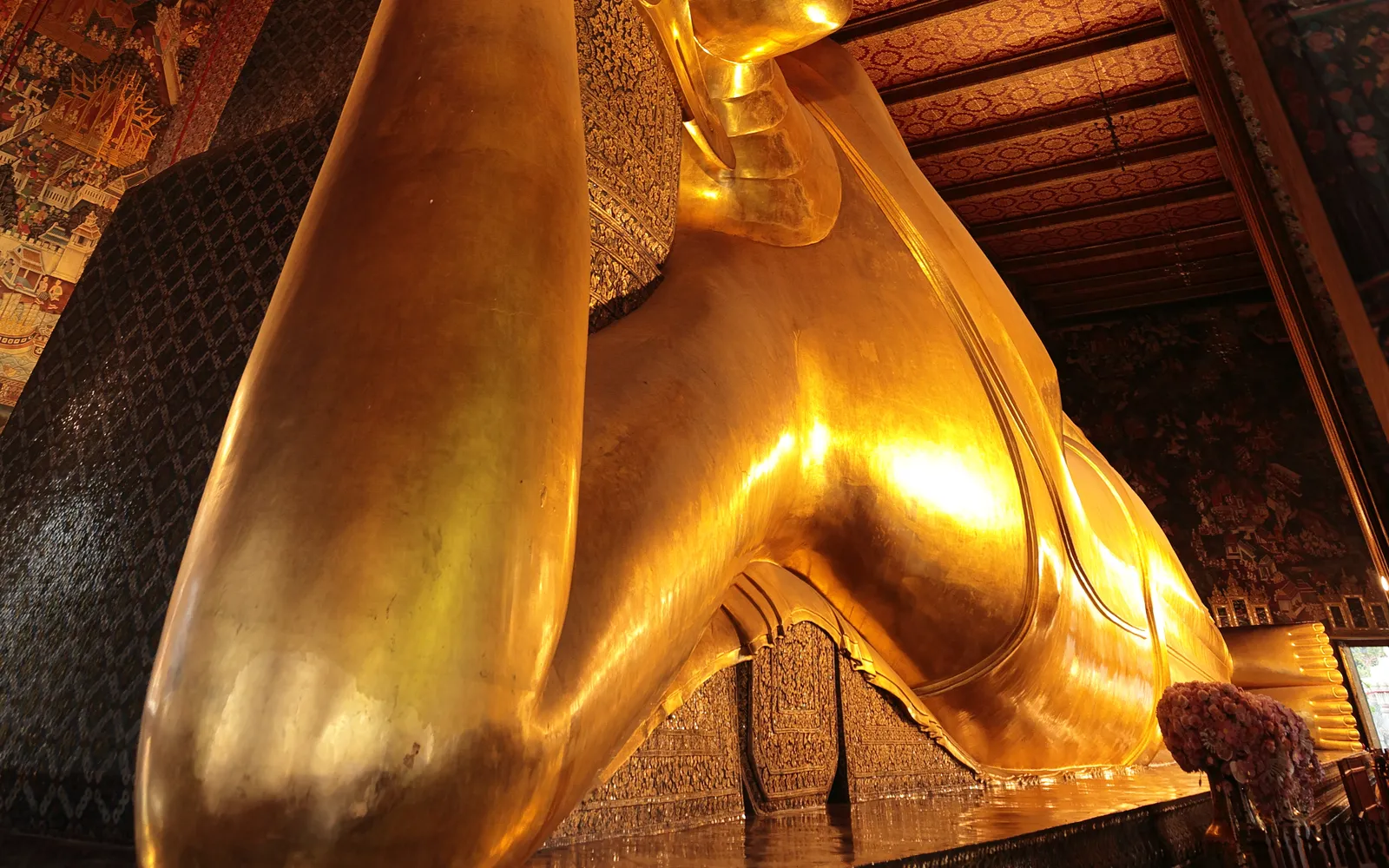 พระพุทธไสยาสน์ทองคำขนาดยักษ์ในวัดโพธิ์ กรุงเทพฯ ยาว 46 เมตร ประดับมุกที่พื้นเท้า