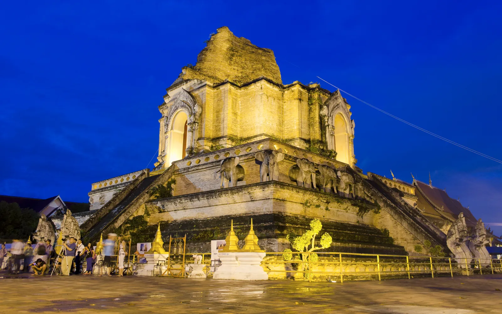 เจดีย์หลวงสูงใหญ่อายุกว่า 600 ปีในเมืองเก่าเชียงใหม่ตอนพลบค่ำ