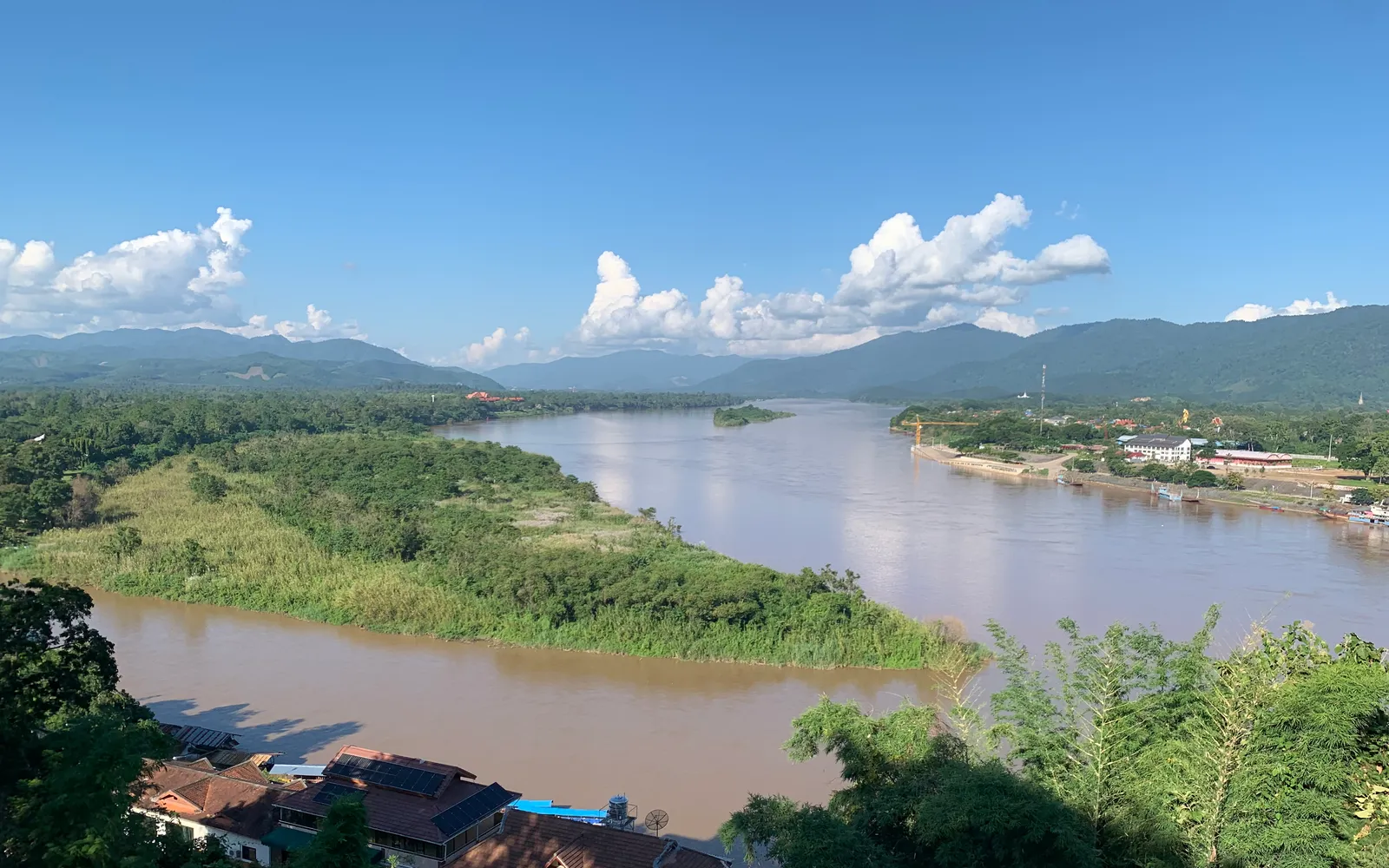 จุดสามเหลี่ยมทองคำ ริมแม่น้ำโขงจุดบรรจบสามประเทศ ไทย ลาว เมียนมา มองเห็นแม่น้ำรวกไหลมาบรรจบ