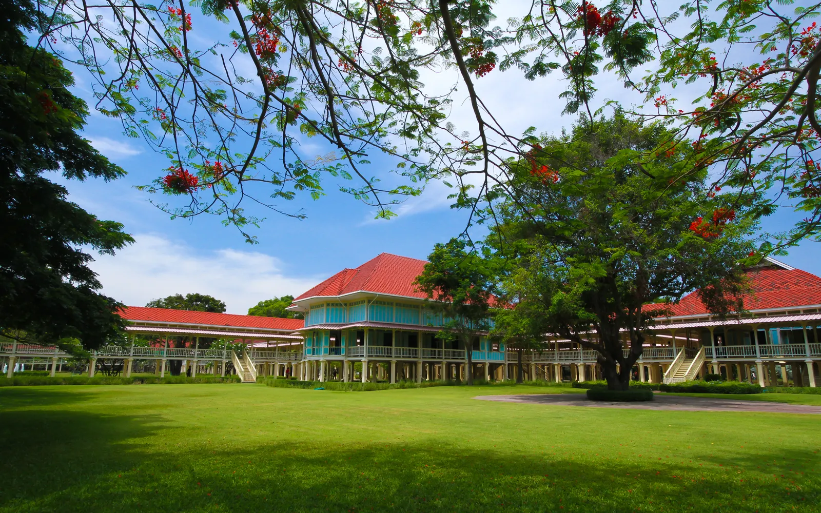 พระราชวังมฤคทายวัน อาคารไม้สักทองระเบียงยาวสวยงามยกพื้นสูงริมทะเล บรรยากาศสงบเงียบยามบ่าย