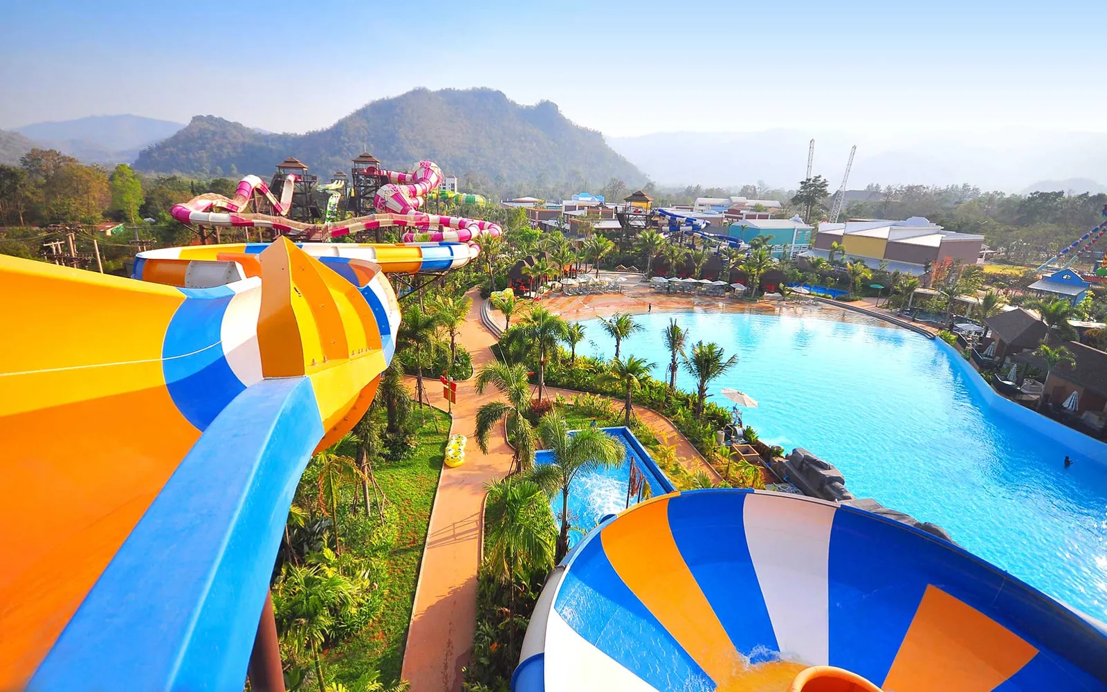 สไลเดอร์น้ำและเครื่องเล่นของสวนน้ำ-สวนสนุก Scenical World กลางวิวภูเขาเขาใหญ่
