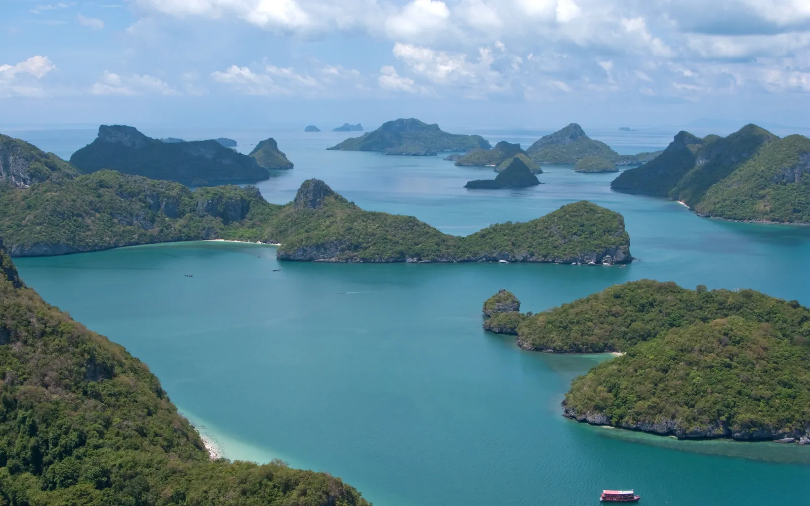 หมู่เกาะอุทยานอ่าวทองมองจากยอดเขา หน้าผาหินปูนสีเขียวงดงาม น้ำทะเลสีเขียวมรกตล้อมรอบ