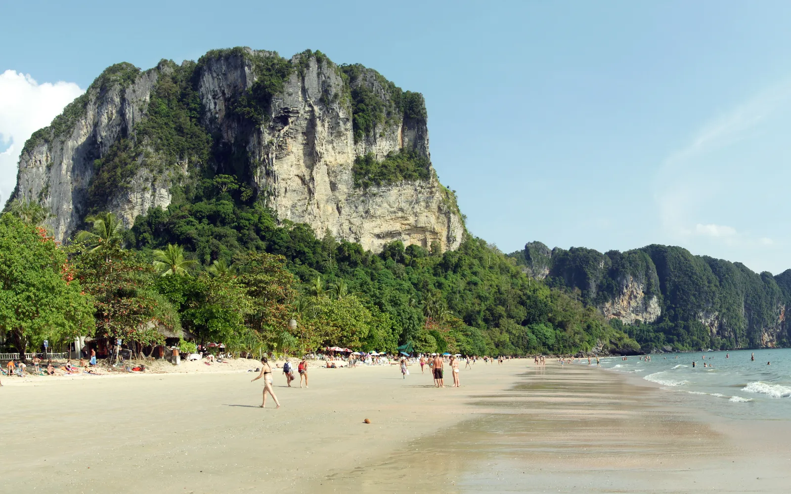 ถนนริมหาดอ่าวนาง กระบี่ มีร้านค้า ร้านอาหาร และท่าเรือหางยาวไปไร่เลย์