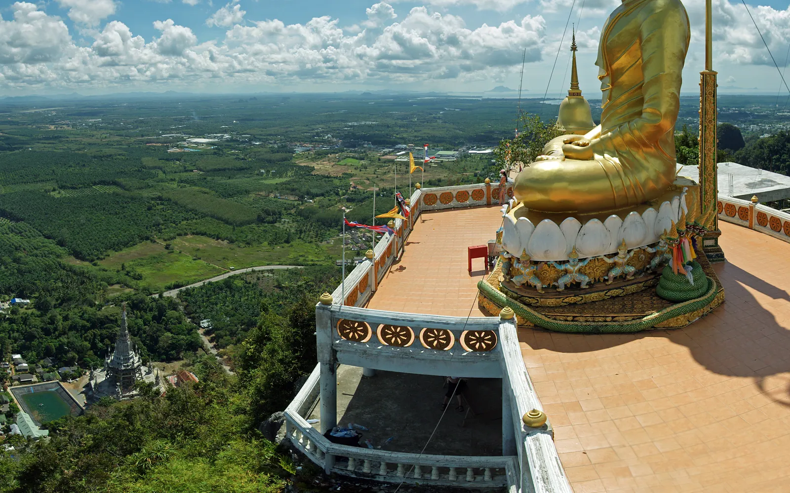 บันไดวัดถ้ำเสือ 1,237 ขั้นพาขึ้นสู่ยอดเขา มีพระพุทธรูปและวิวกระบี่180องศา