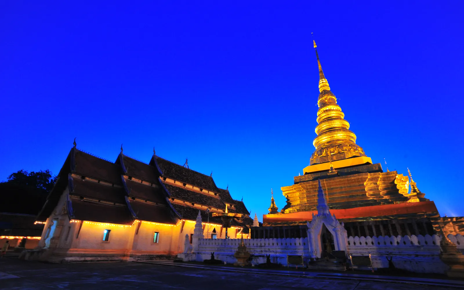 องค์พระธาตุแช่แห้งเจดีย์ทองอร่ามและบันไดพญานาคคู่ อ.ภูเพียง น่าน