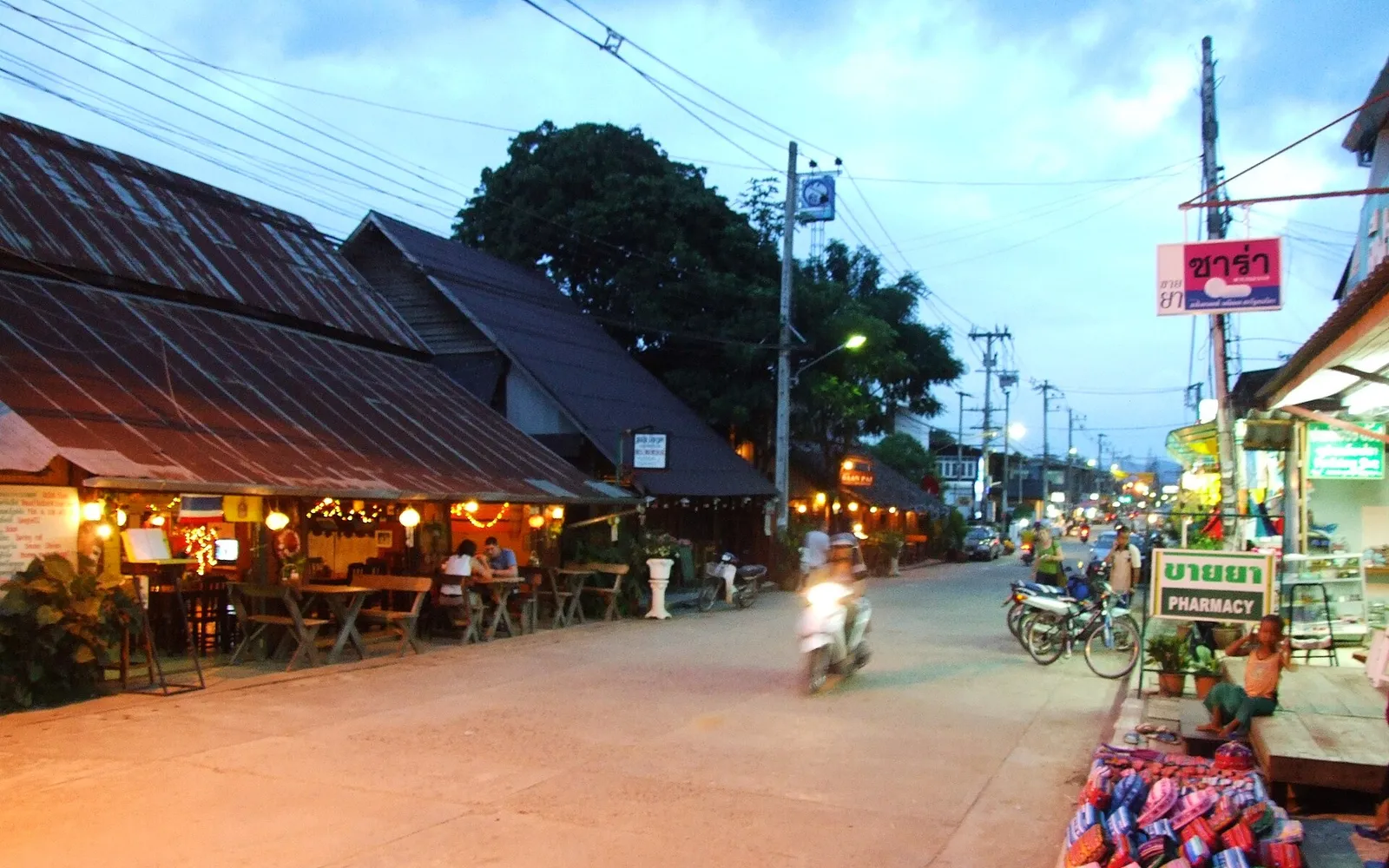 ถนนในตัวเมืองปายยามโพล้เพล้ ร้านค้าและร้านอาหารเริ่มเปิดไฟรับนักท่องเที่ยว