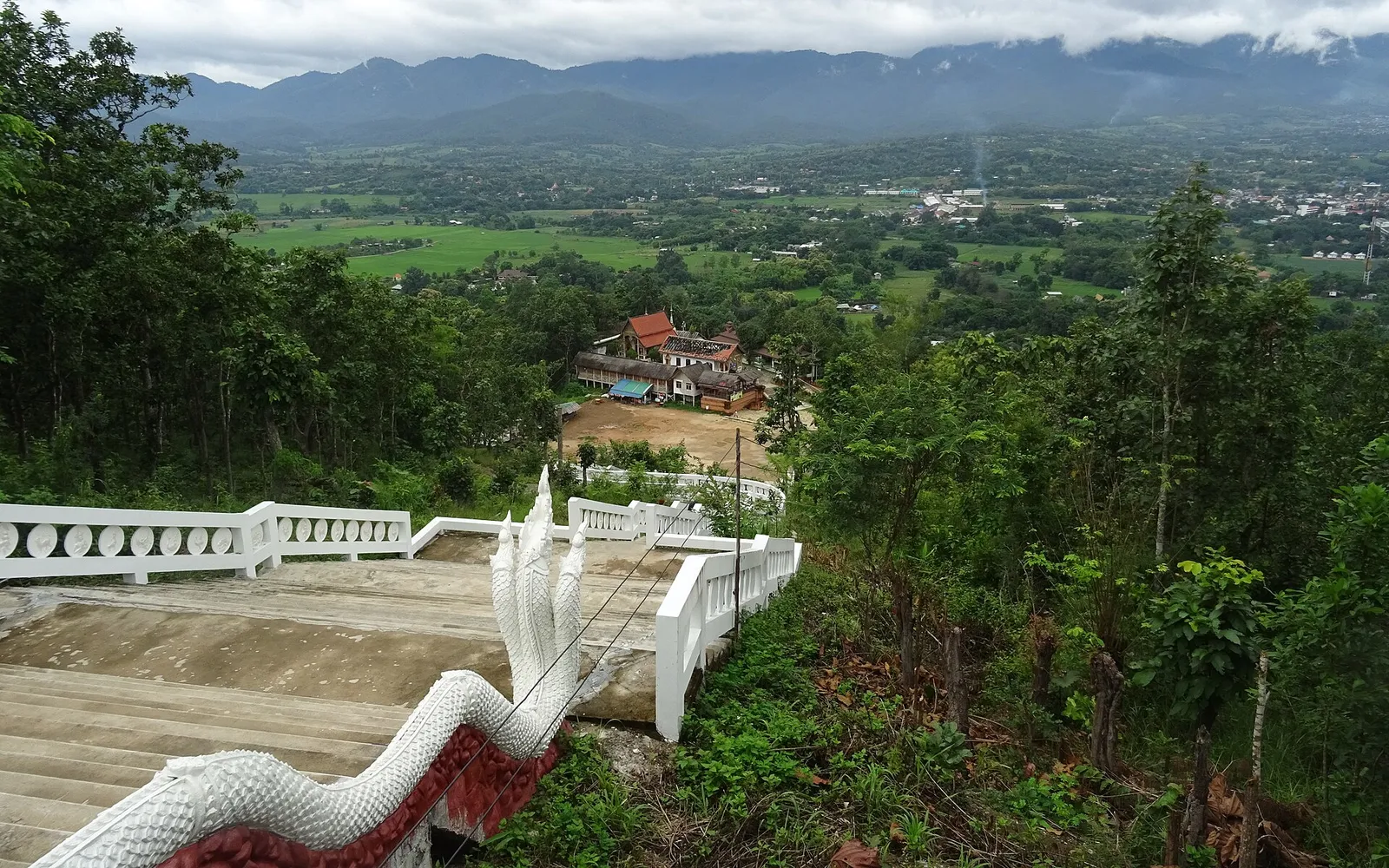 บันไดพญานาคสีขาวของวัดพระธาตุแม่เย็นทอดลงสู่หุบเขาเมืองปาย