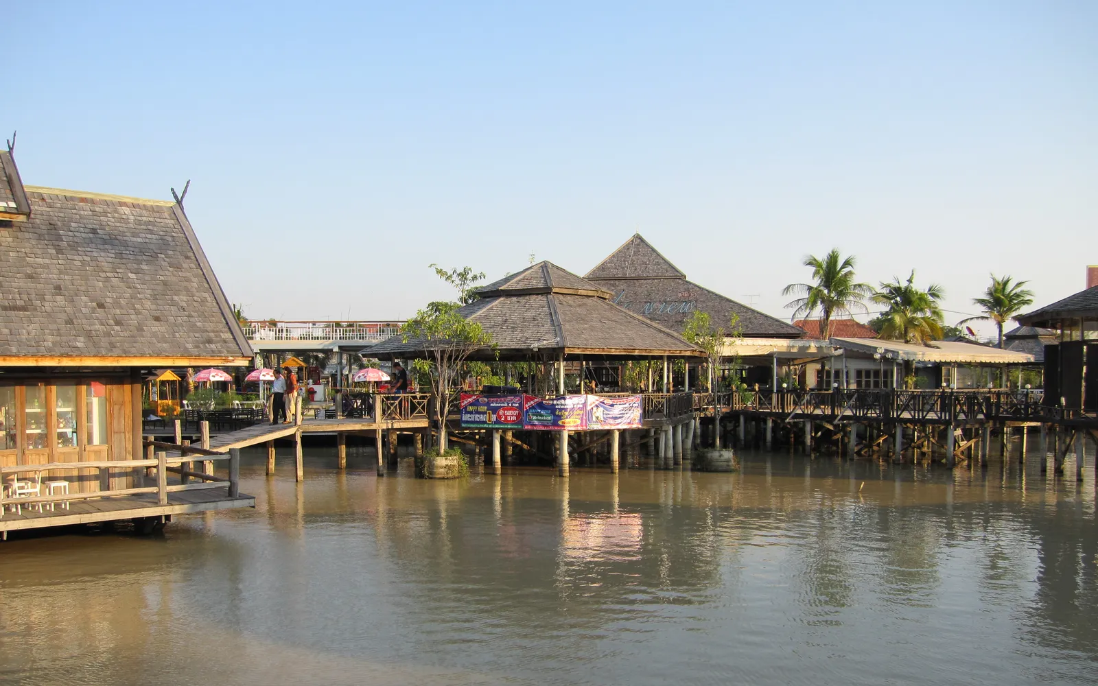 ตลาดน้ำสี่ภาคพัทยา เรือไม้เก่าแก่ลอยบนคลองน้ำนิ่ง แม่ค้าสวมชุดพื้นเมืองขายอาหารและหัตถกรรมไทยจากสี่ภาค