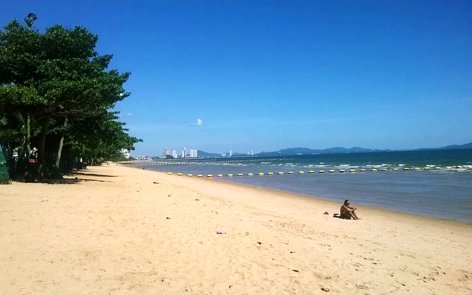 หาดจอมเทียนพัทยา หาดทรายขาวยาวกว่า 6 กิโลเมตร เงียบสงบกว่าหาดพัทยาหลัก มีเต็นท์ร่มและเก้าอี้ผ้าใบตลอดแนวชายหาด