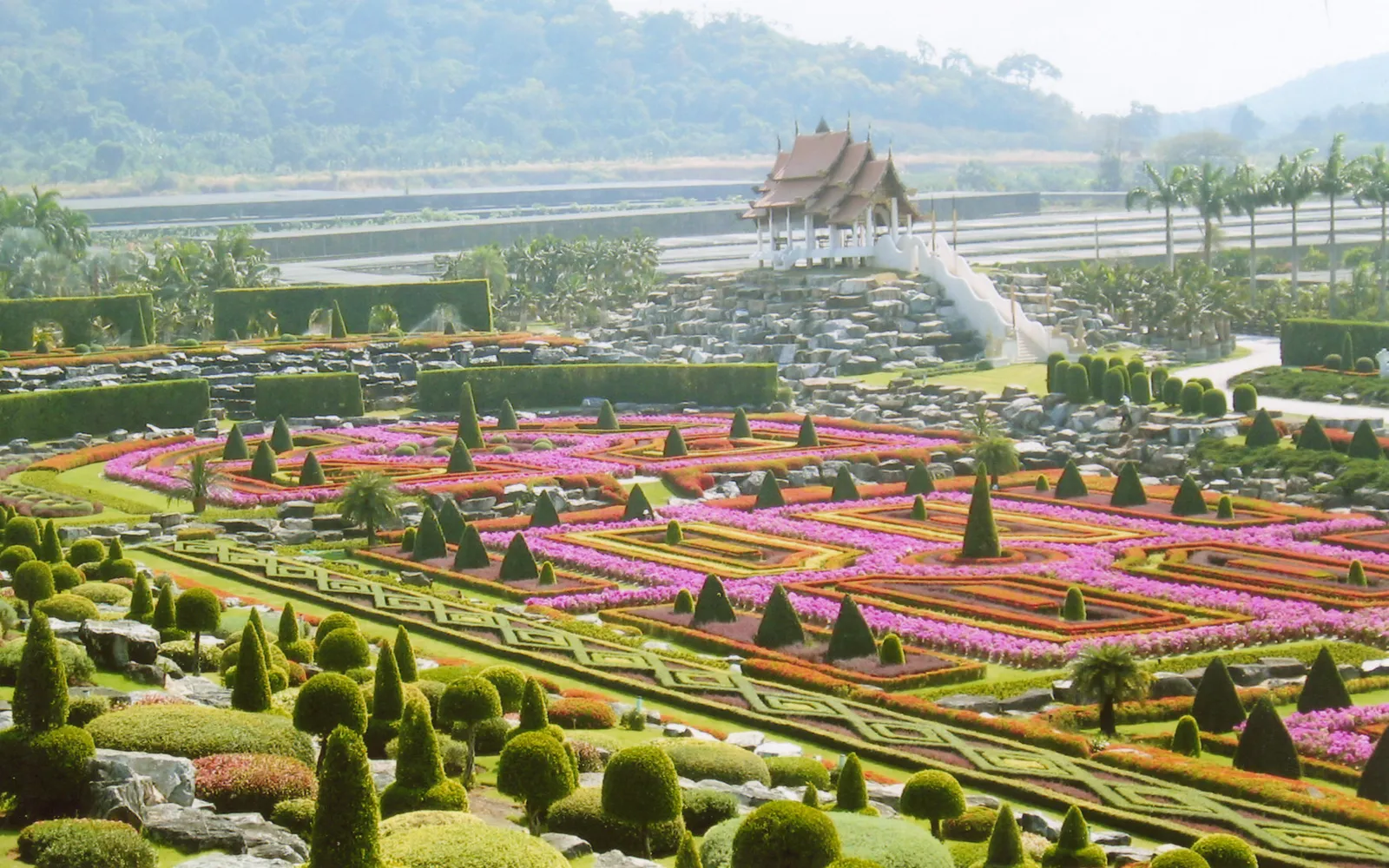 สวนนงนุชพัทยา สวนพฤกษศาสตร์เขตร้อนขนาด 500 เอเคอร์ มีสวนฝรั่งเศสที่ตัดแต่งเป็นรูปทรงเรขาคณิตและสวนปาล์มที่ใหญ่ที่สุดในโลก