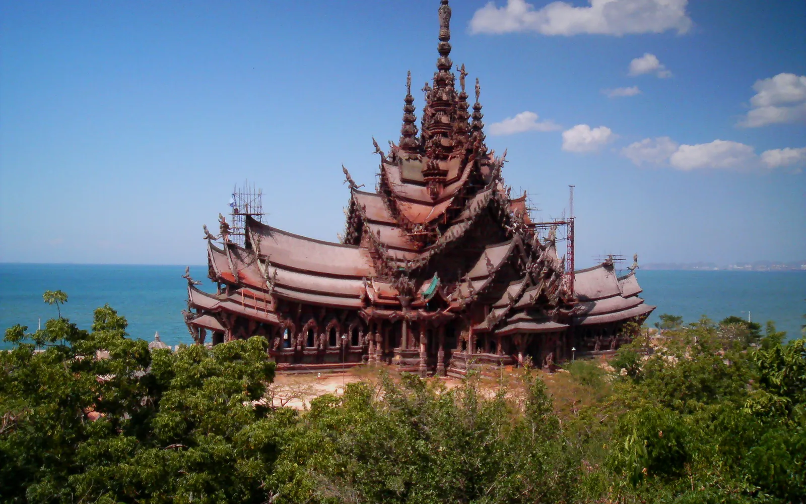 8 ที่เที่ยวพัทยาที่ไม่ควรพลาด — ปราสาทไม้แกะสลัก เกาะล้าน ถนนคนเดิน