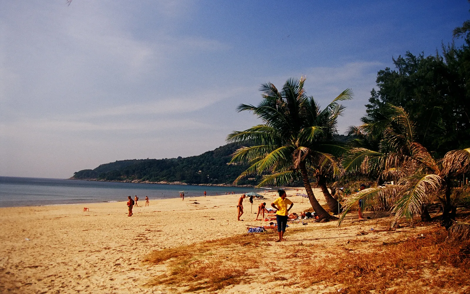 หาดกะรน เส้นทรายขาวยาว 3 กิโลเมตรเงียบสงบกว่าป่าตอง น้ำทะเลสีเขียวอมฟ้าใสสะอาด
