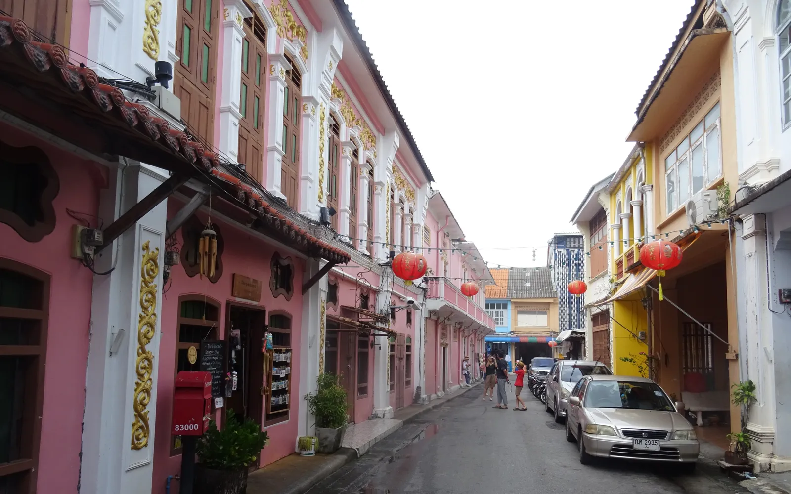 ถนนตะลาดใหญ่ในย่านเมืองเก่าภูเก็ต ตึกแถวสไตล์ชิโน-โปรตุเกสทาสีพาสเทลสวยงามเรียงราย