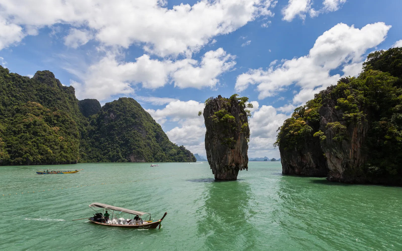 เกาะเขาพิงกัน (เจมส์บอนด์) ในอ่าวพังงา เสาหินปูน Ko Tapu ตั้งตระหง่านโดดเดี่ยวกลางทะเลสีเขียว