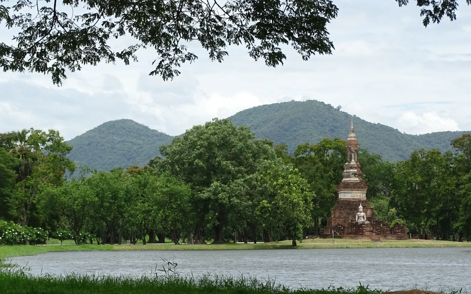 ทัศนียภาพอุทยานประวัติศาสตร์สุโขทัยเขตกลาง กลุ่มเจดีย์และวิหารโบราณกระจายท่ามกลางสระน้ำและต้นไม้ใหญ่