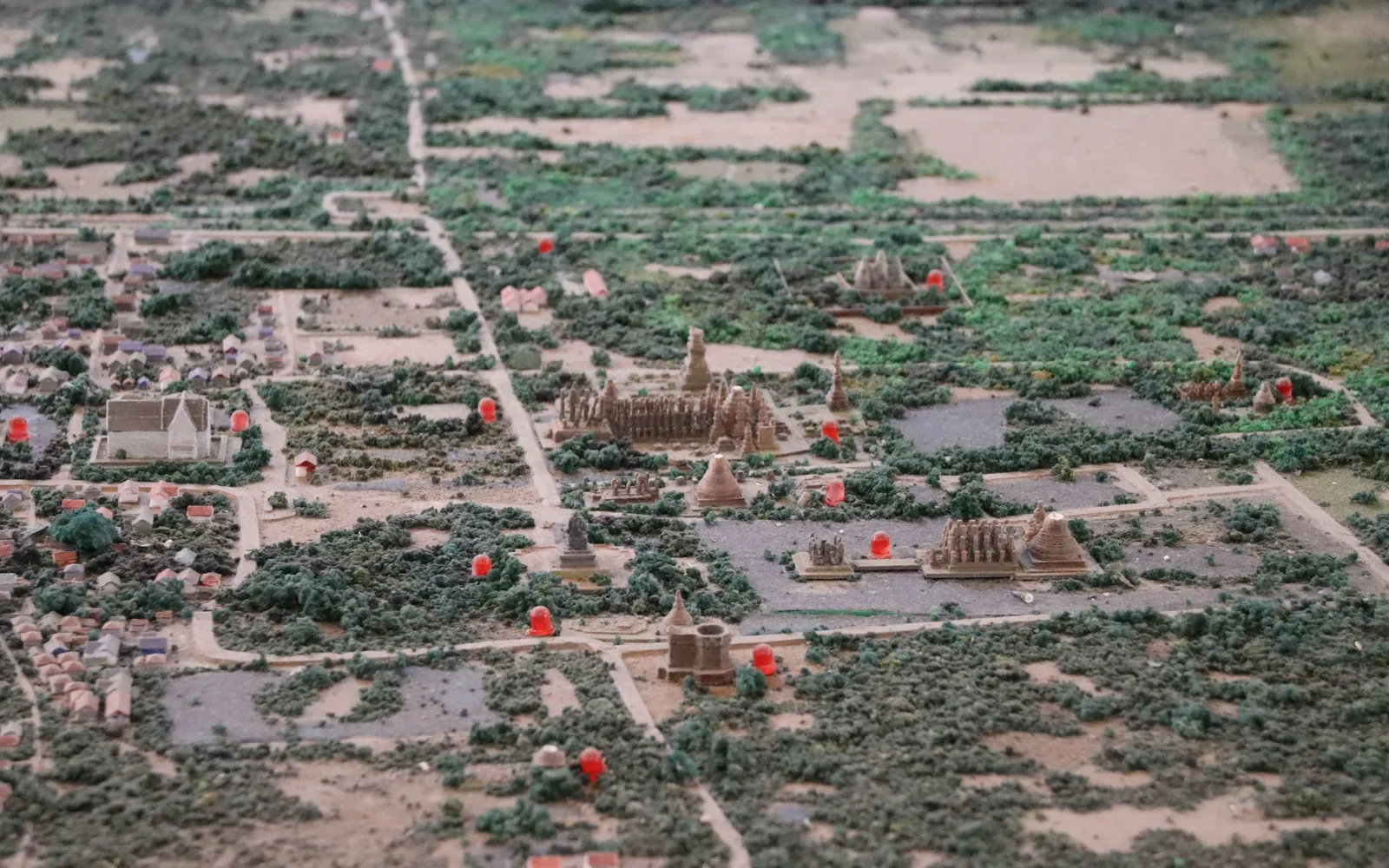อาคารพิพิธภัณฑสถานแห่งชาติ รามคำแหง จัดแสดงพระพุทธรูปสำริดและเครื่องสังคโลกสมัยสุโขทัย