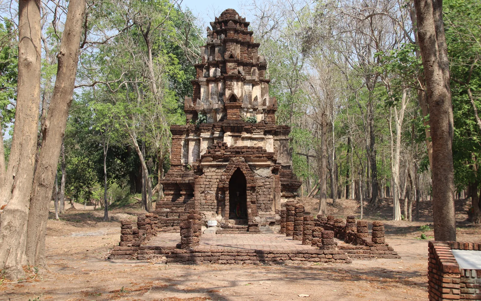 วัดช้างล้อมในอุทยานประวัติศาสตร์ศรีสัชนาลัย เจดีย์ทรงลังกาล้อมรอบด้วยรูปช้างปูนปั้นที่ฐาน