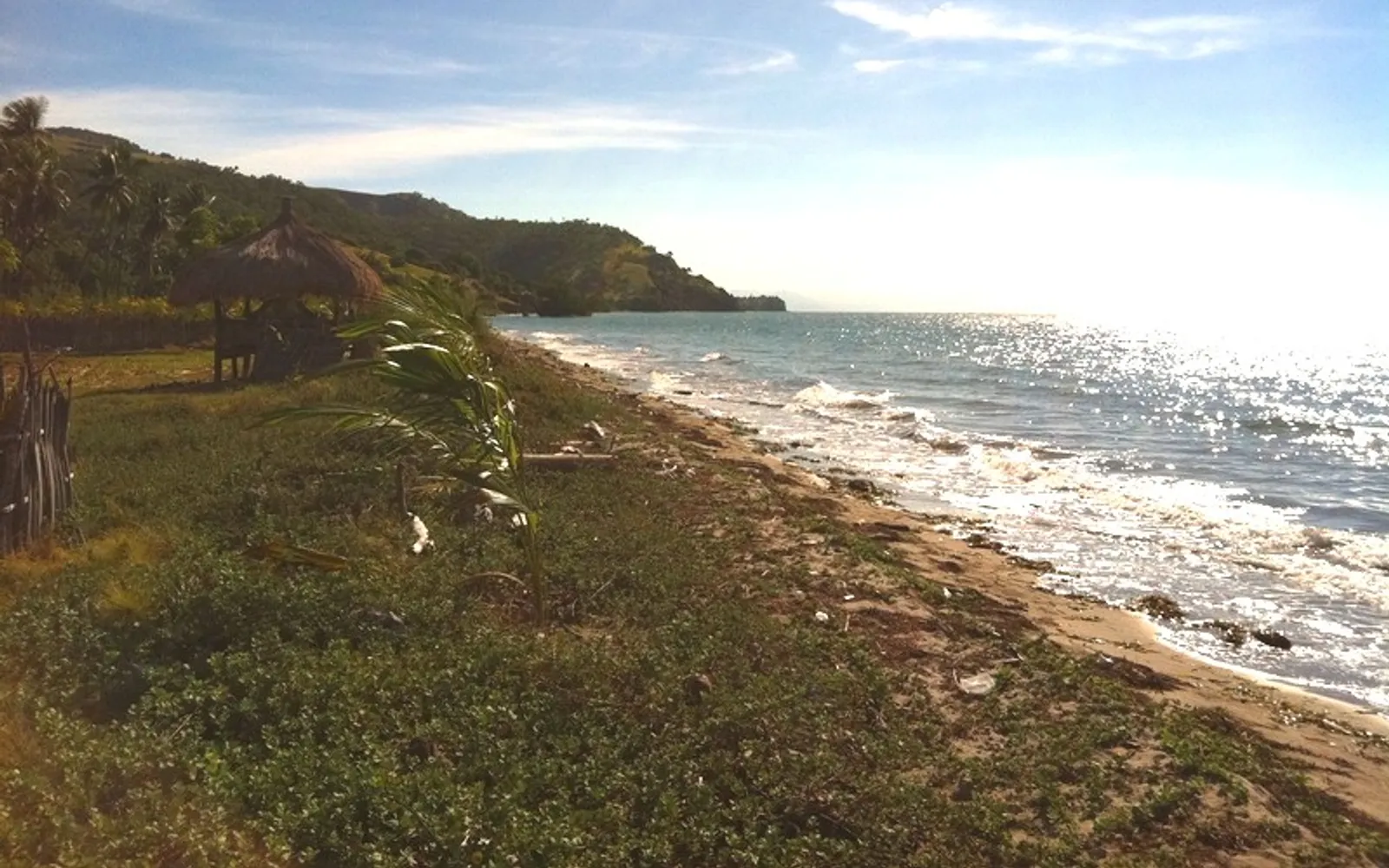 หาดทรายและชายฝั่งหมู่บ้านเบโลอีบนเกาะอาตาอูโร