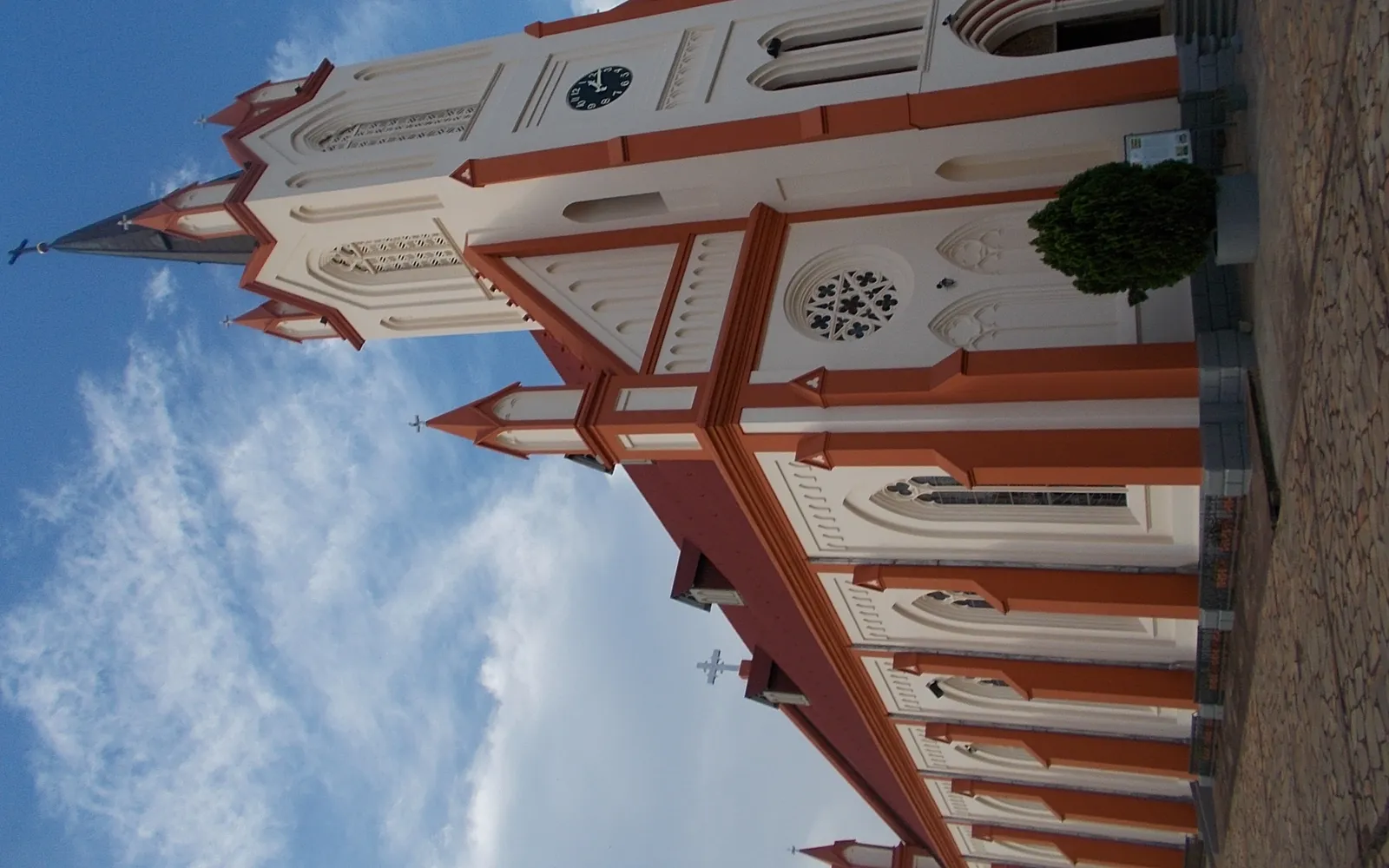 มหาวิหารพระจิตสไตล์นีโอโกธิคใจกลางเมืองกปาลีเม