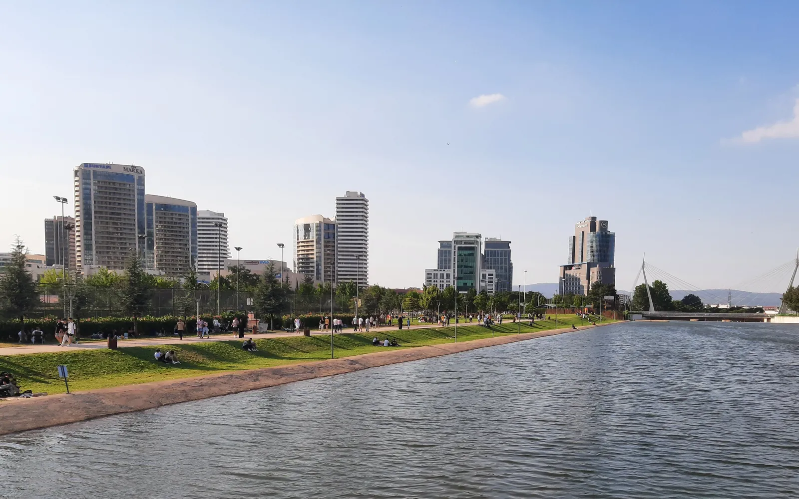 ทางเดินยาวภายในตลาดหลังคาโค้งบูร์ซา ซุ้มโค้งหินทอดยาว ร้านผ้าไหม เครื่องเทศ และของฝากเรียงรายทั้งสองข้าง