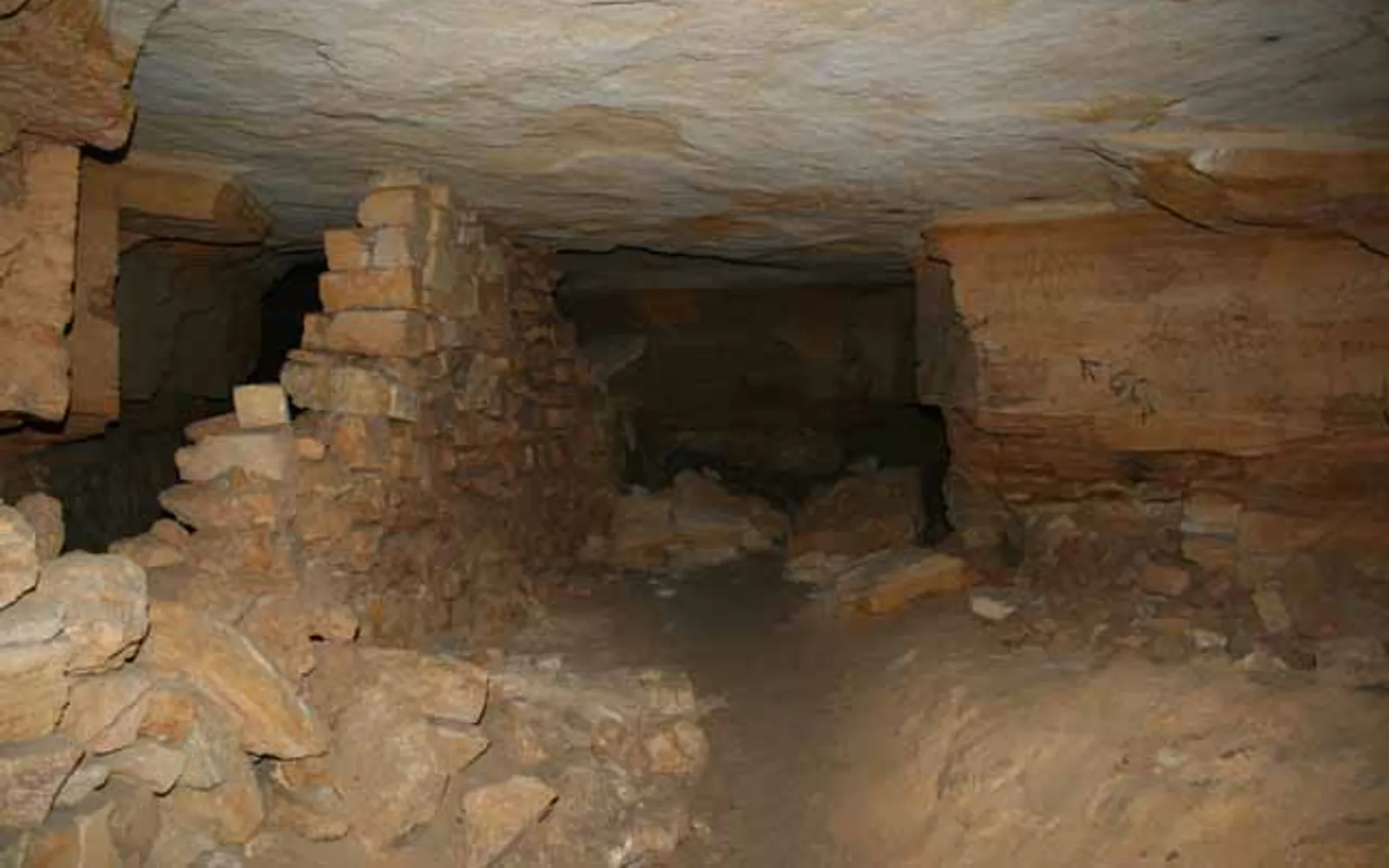 อุโมงค์หินปูนภายในเครือข่าย Catacombs ใต้เมืองโอเดสซา