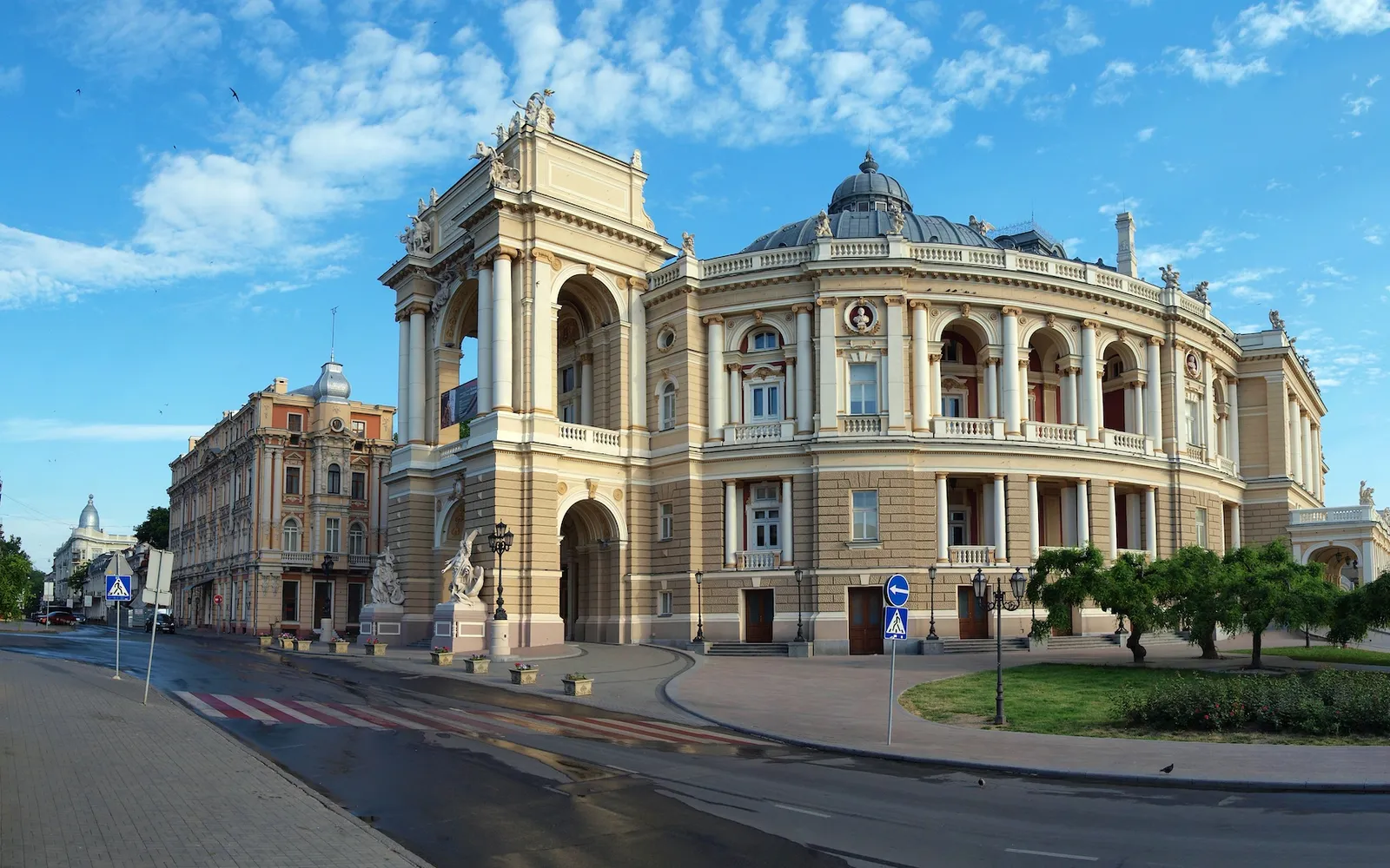อาคารโรงโอเปร่าโอเดสซาสไตล์นีโอบาโรกยามค่ำ