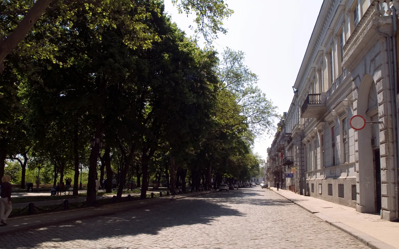 ทางเดิน Prymorskyi Boulevard ใต้ร่มต้นไม้พร้อมอาคารเก่าศตวรรษที่ 19