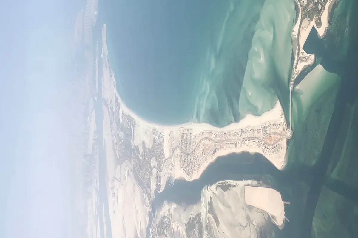 บรรยากาศย่านเกาะซาดิยัต (Saadiyat Island) ในอาบูดาบี