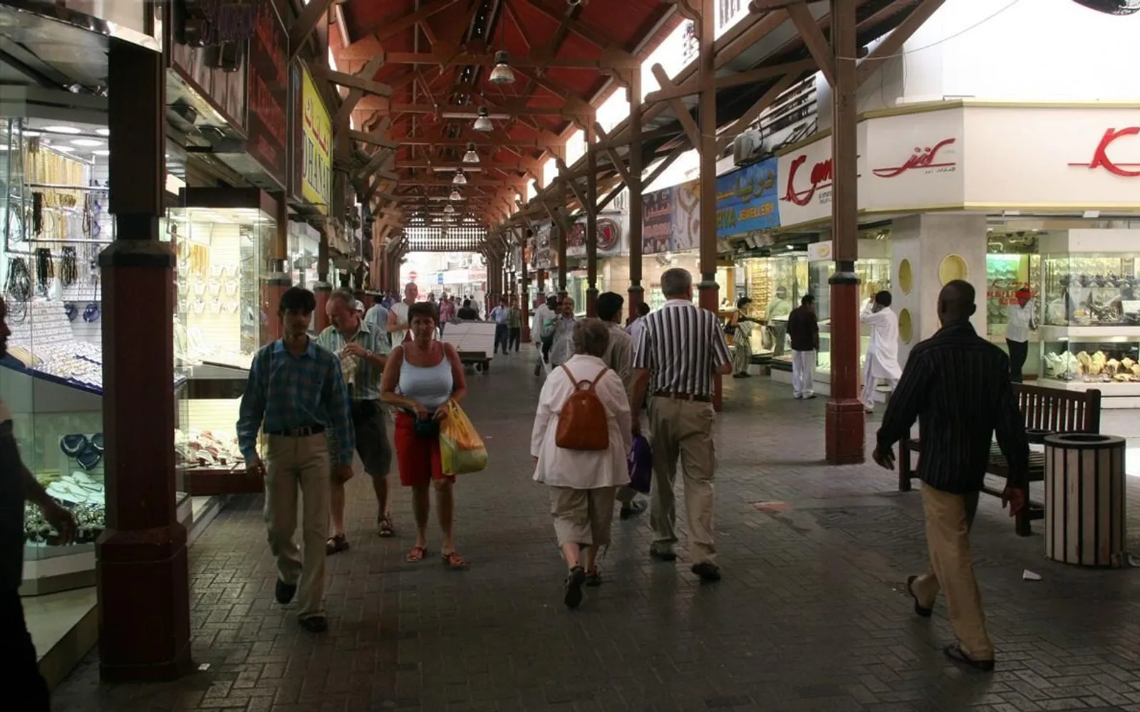 ตรอกแคบในตลาดทองดูไบเรียงรายด้วยร้านเครื่องประดับทอง