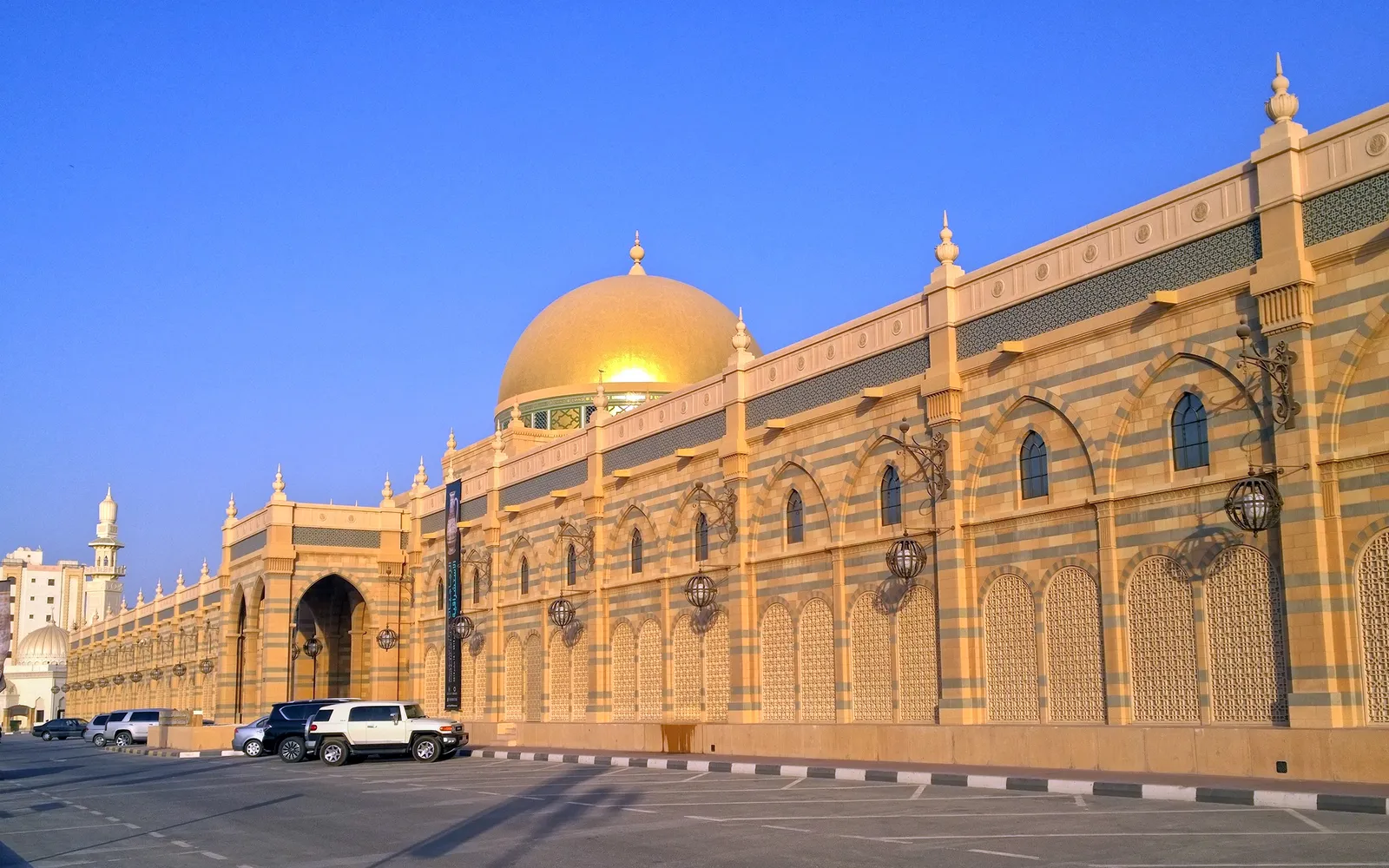 อาคารพิพิธภัณฑ์อารยธรรมอิสลามที่มีโดมทองริมน้ำ