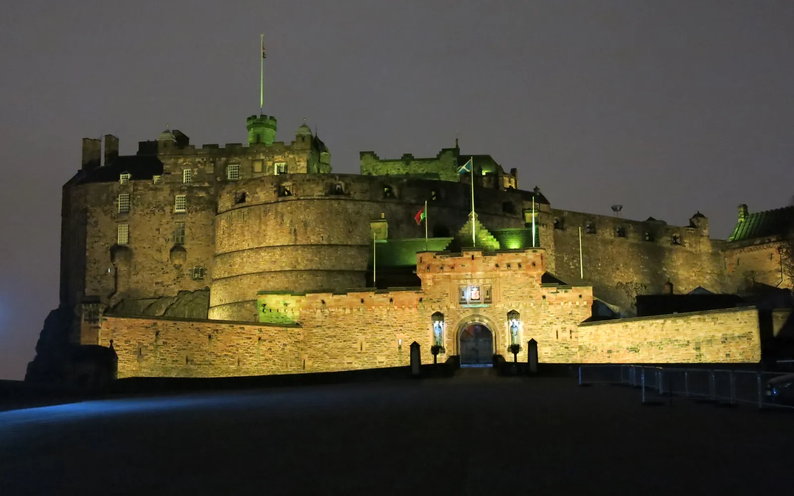 6 ที่เที่ยวเอดินบะระ ที่ไม่ควรพลาด — ปราสาทเอดินบะระ Royal Mile อาเธอร์ซีท และ Calton Hill