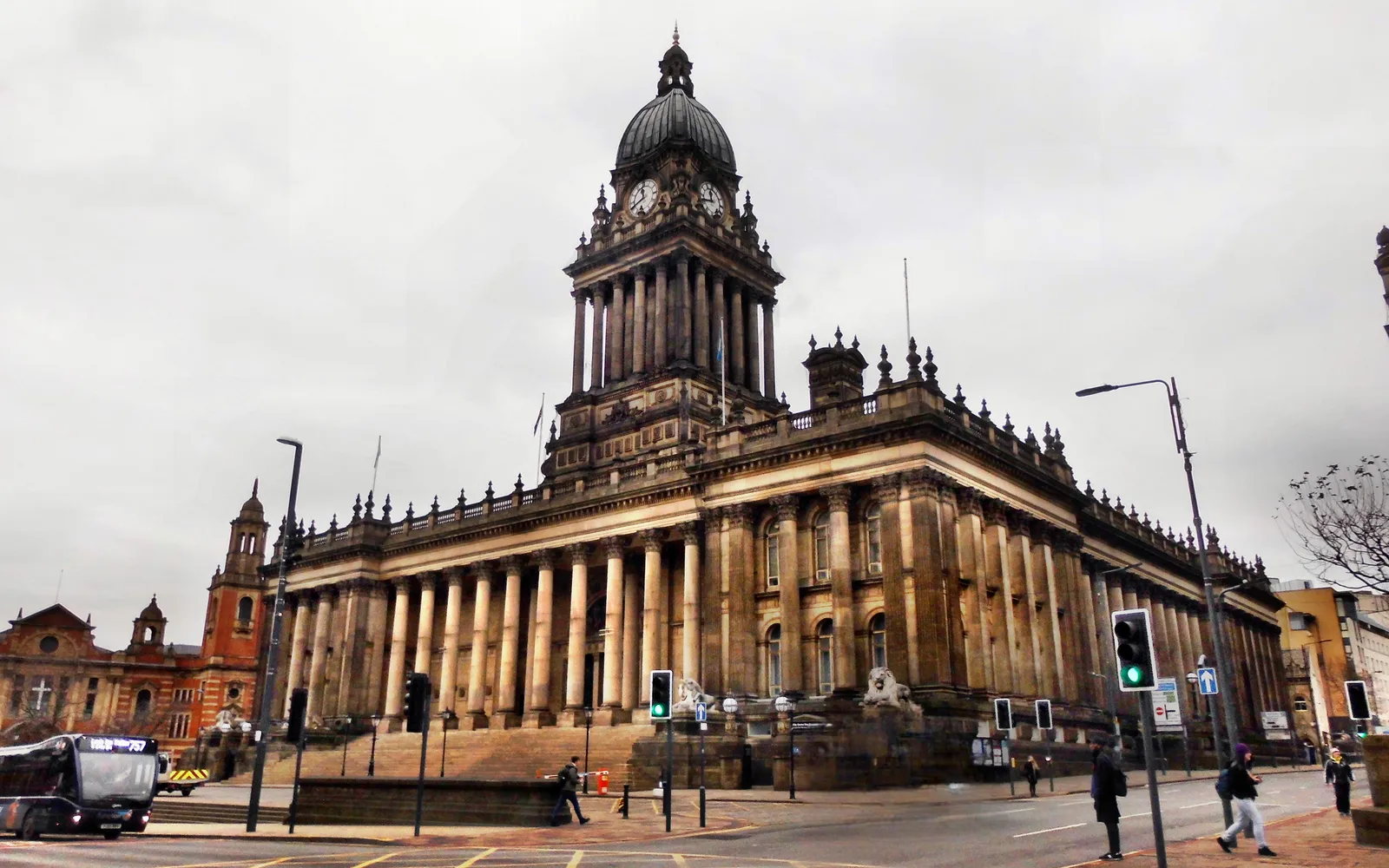 Leeds Town Hall อาคารคลาสสิกหินทรายขาว เสาคอรินเธียนสูงตระหง่านและโดมทองแดงเขียวตัดกับท้องฟ้าสีฟ้าใส