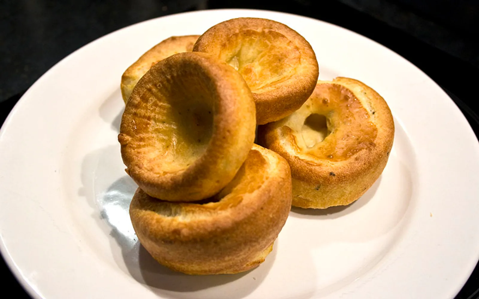 6 อาหารยอร์กเชียร์ที่ต้องลอง — Yorkshire Pudding โรสต์บีฟ แฮมยอร์ก และขนมปัง Fat Rascal