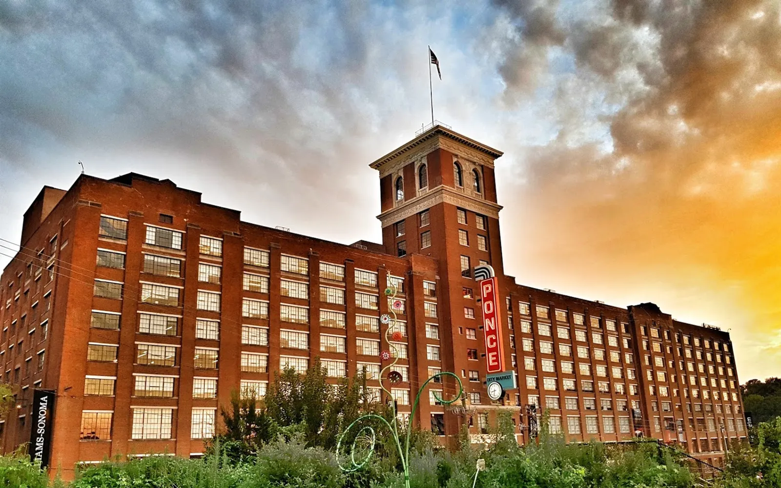 อาคาร Ponce City Market เก่าแก่ที่ถูกฟื้นฟูกลายเป็นศูนย์รวมอาหารและช้อปปิ้ง