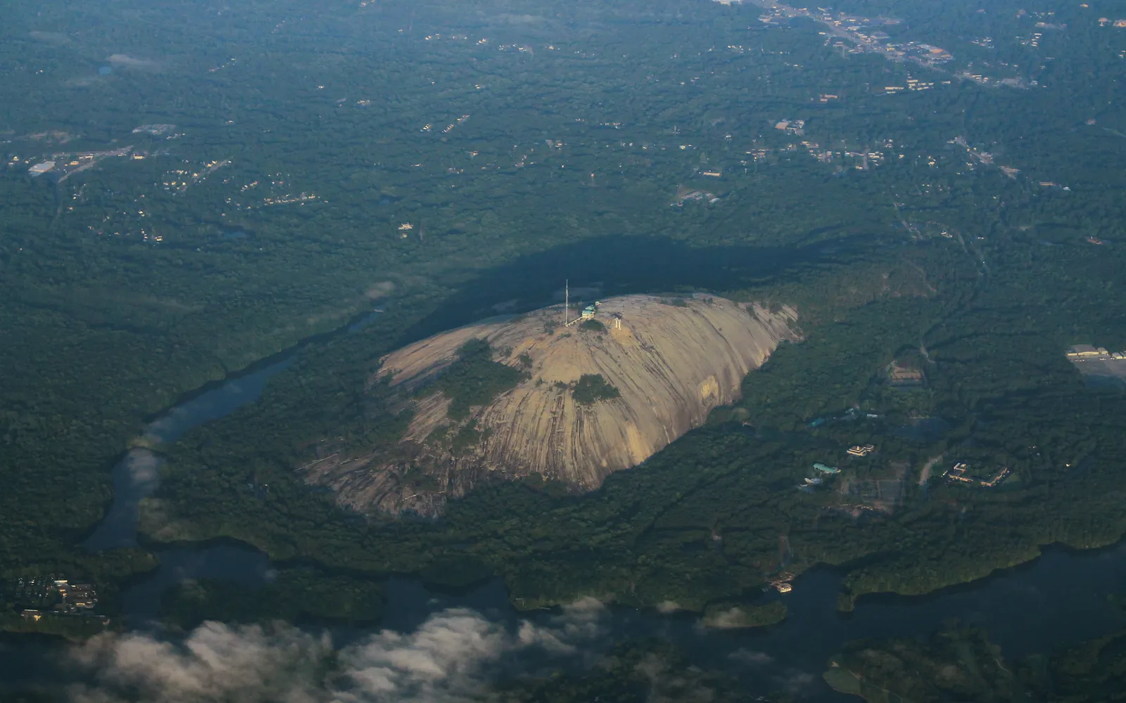 หินแกรนิตยักษ์ Stone Mountain พร้อมงานแกะสลักนูนต่ำด้านหน้า