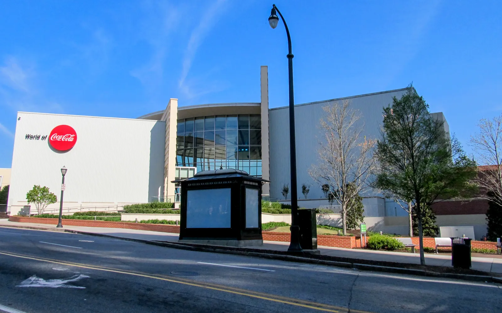 อาคารพิพิธภัณฑ์ World of Coca-Cola ที่มีโลโก้โค้กสีแดงสดใส