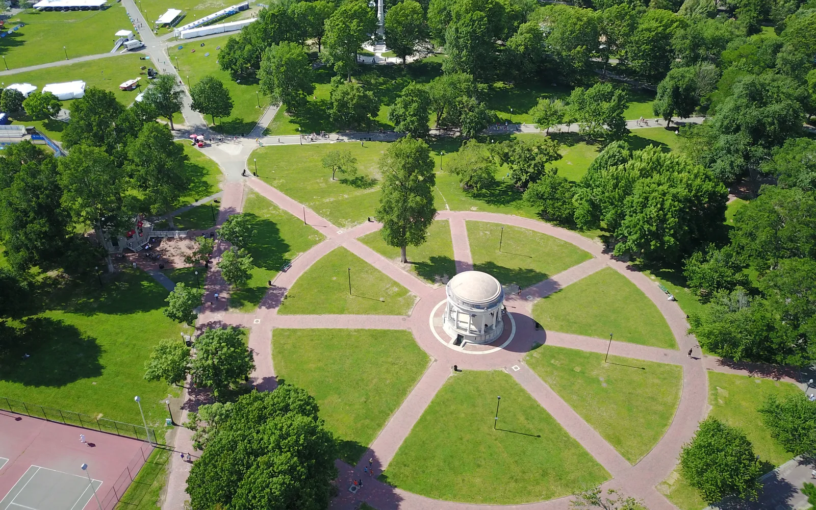 สนามหญ้าเขียวกว้างใหญ่ของ Boston Common พร้อมอาคาร State House หลังคาสีทองเป็นฉากหลัง