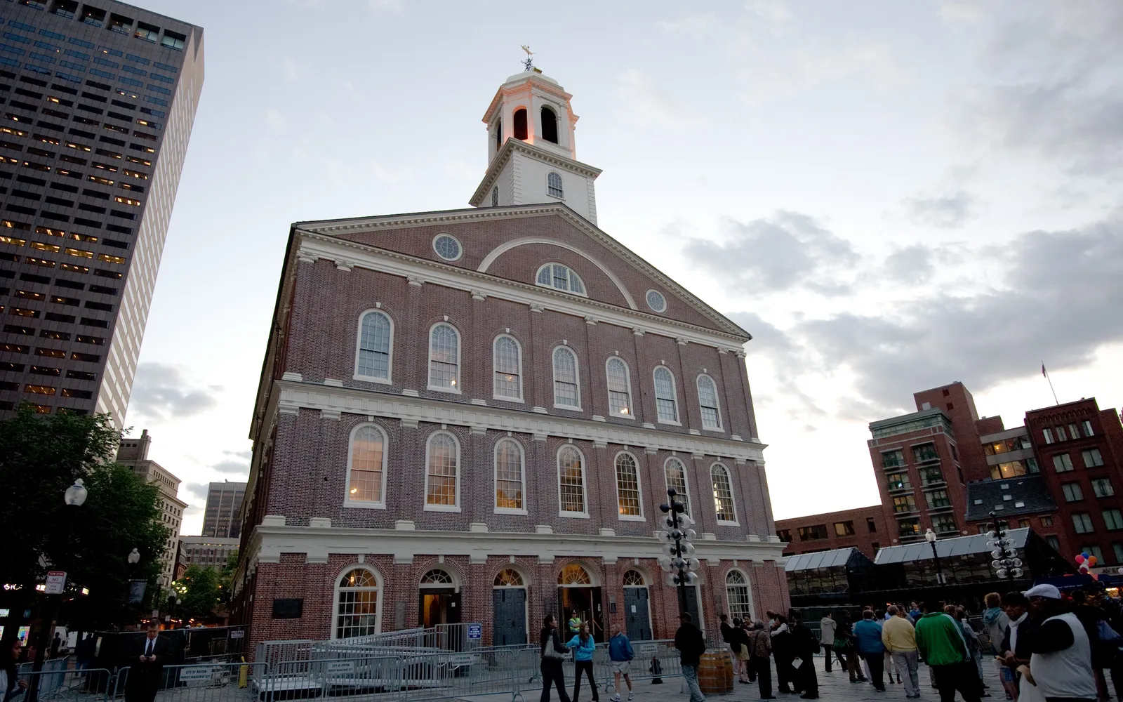 อาคาร Faneuil Hall และ Quincy Market สีแดงอิฐและหน้าต่างโค้งสูงใจกลาง Downtown Boston
