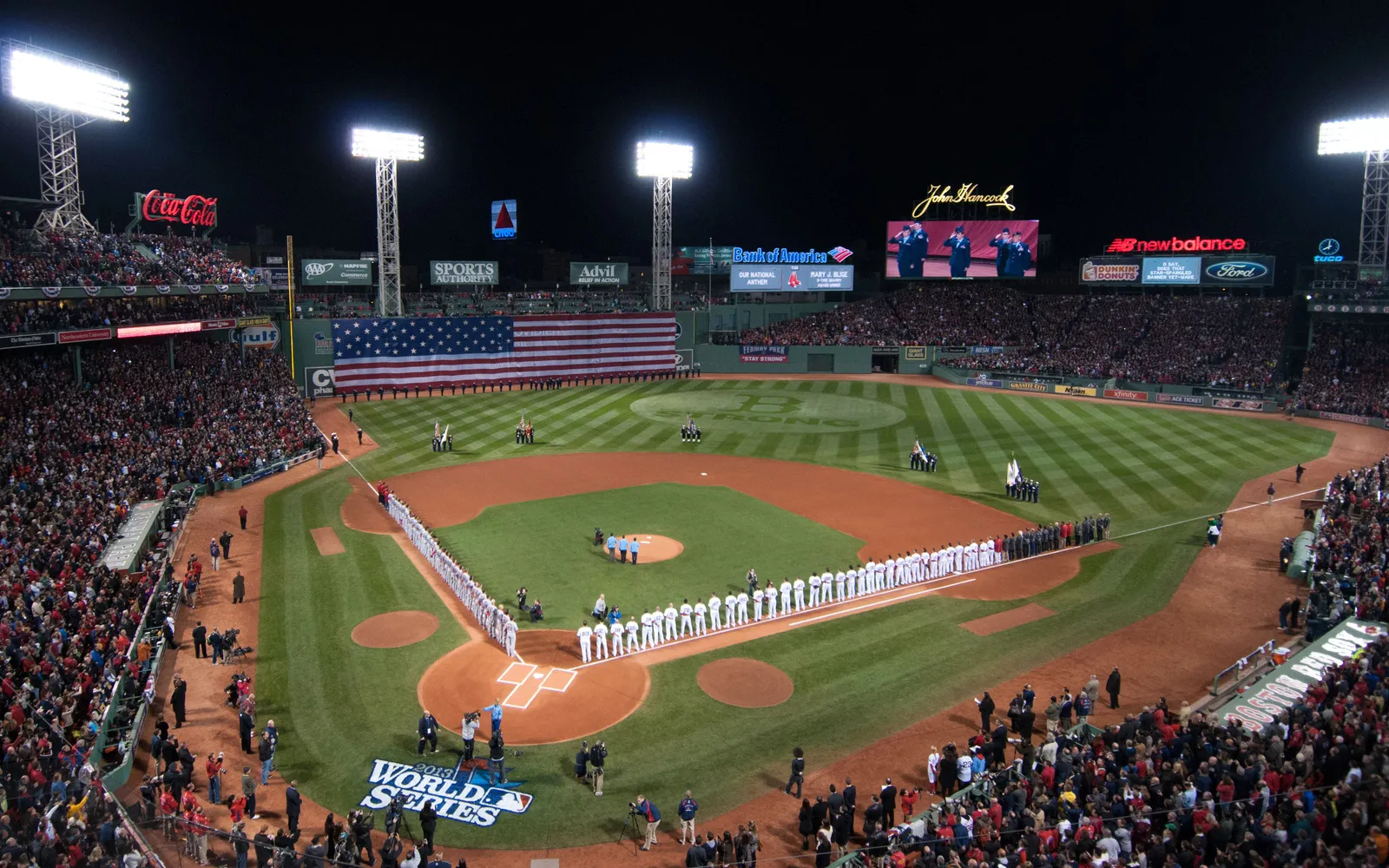 สนามเบสบอล Fenway Park พร้อม Green Monster กำแพงสีเขียวสูง 11 เมตรทางซ้ายสนาม
