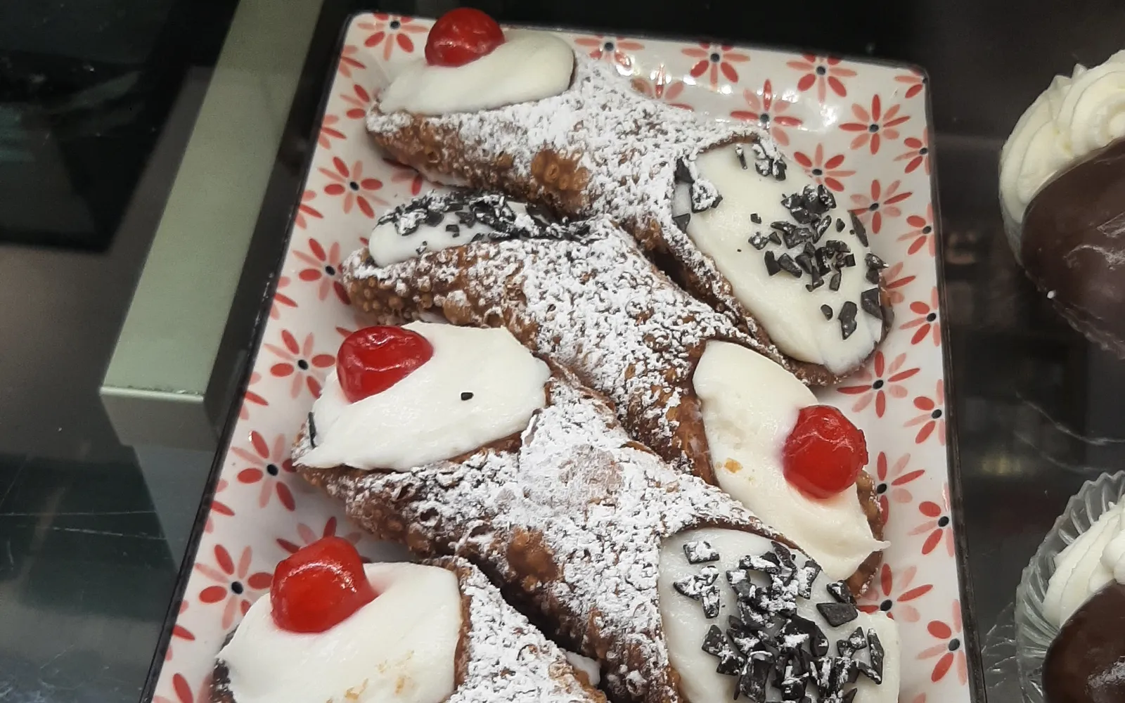 คานโนลีกรอบไส้ริคอตตาครีมหวานโรยช็อกโกแลตชิปจาก Mike's Pastry ย่าน North End บอสตัน