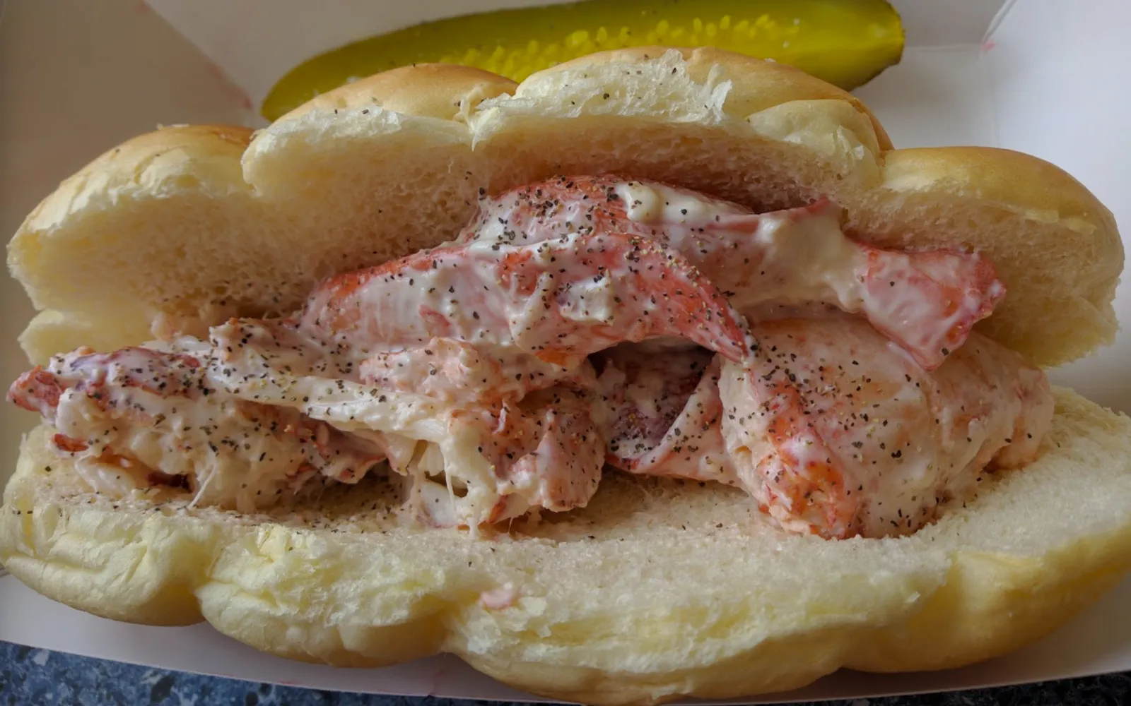แซนด์วิช Lobster Roll เนื้อกุ้งมังกรแน่นในขนมปัง hot dog bun ทาเนยย่างกรอบ