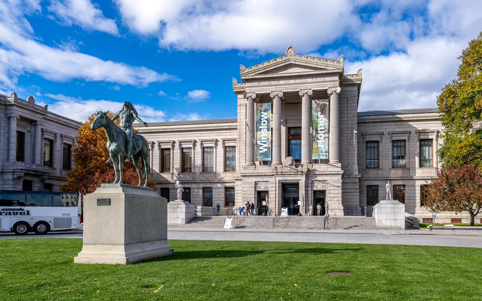 อาคารหินทรายสวยงามของ Museum of Fine Arts Boston ย่าน Fenway พร้อมรูปปั้นนักรบหน้าประตู